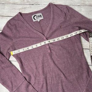 ZYIA Long Sleeve Ribbed Henley Tee in Mauve